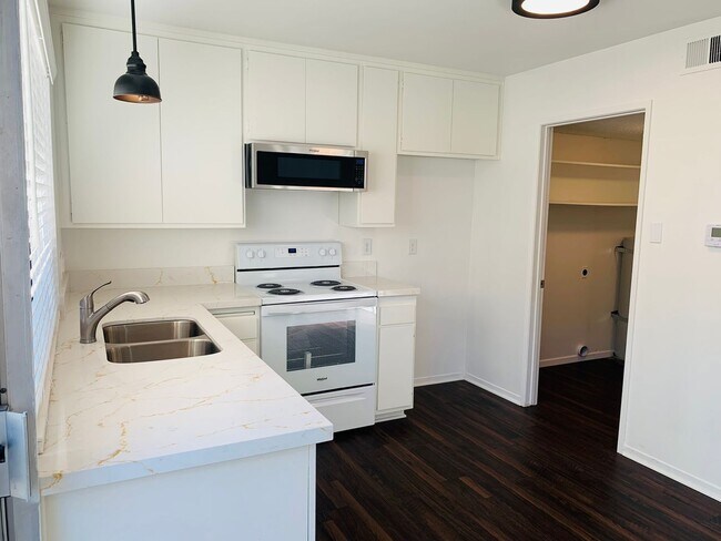 Building Photo - Wildwood I END UNIT
