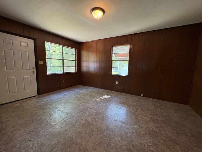 Building Photo - Cozy 3 bedroom/1 bath house!