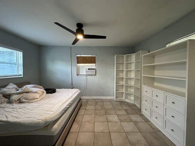 Building Photo - "Charming 1-Bedroom in Port Charlotte's Tranquil Setting"