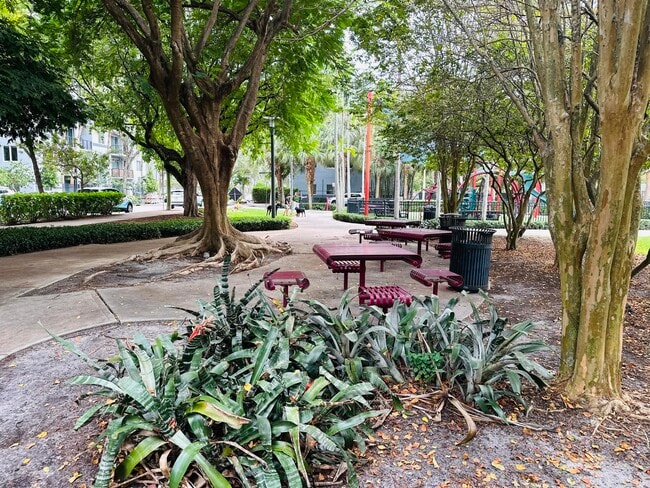 Building Photo - 533 NE 3rd Ave