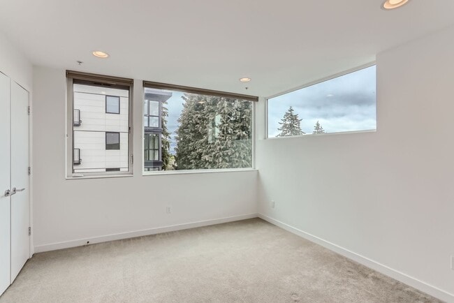 Building Photo - Luxurious 2-Bedroom Townhome with HUGE Multifunctional Space AND loft