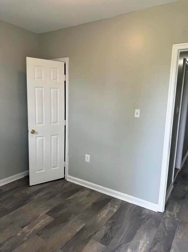 Building Photo - Spacious Home Available for Rent! W/D! Fro...