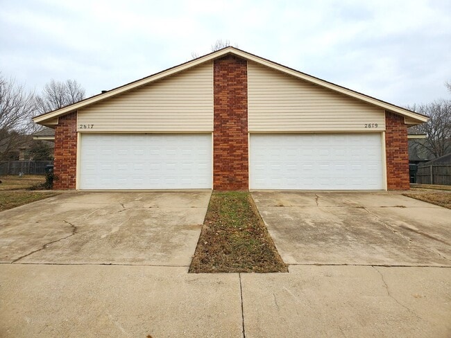 Primary Photo - (3) Bed/(2) Bath SE Norman! Easy Access to...