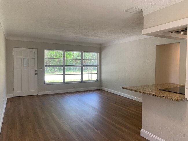 Building Photo - Updated 3 Bedroom 2 Bath in Central Gulfport