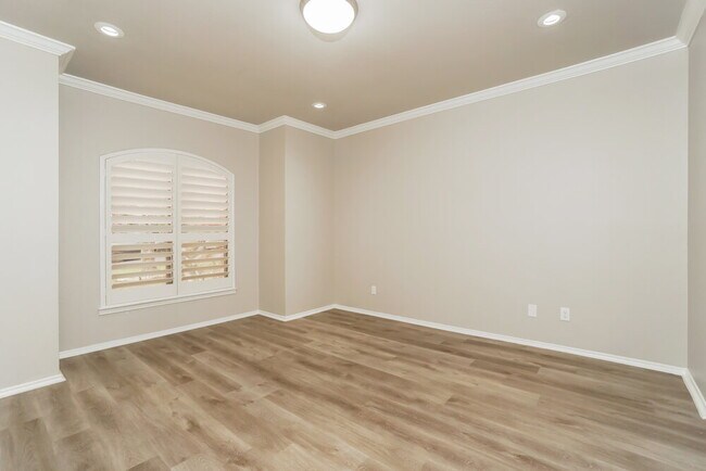 Building Photo - 10 Marella Dr