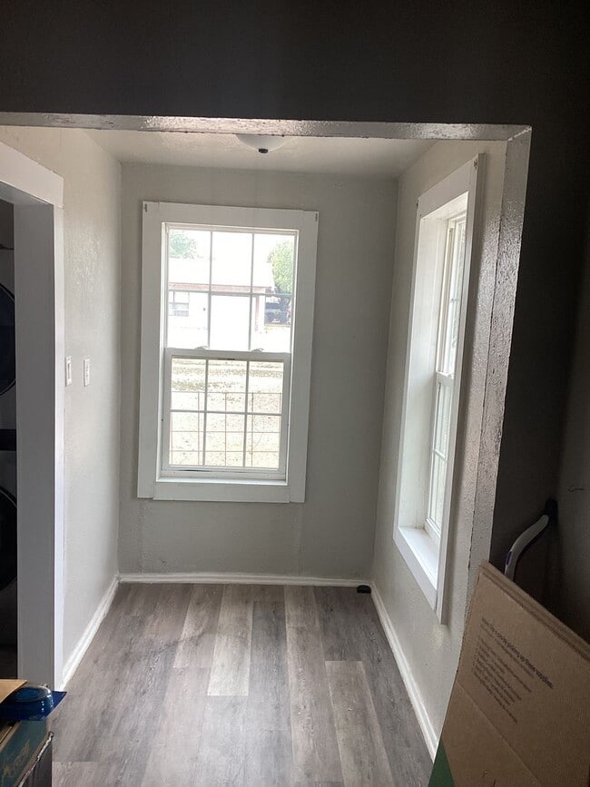 Building Photo - Cute Updated One Bedroom Near Park & Schools!  Pets Welcome!