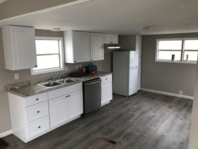 Building Photo - 2 Bedrooms with 2 Bathrooms Home on Large ...