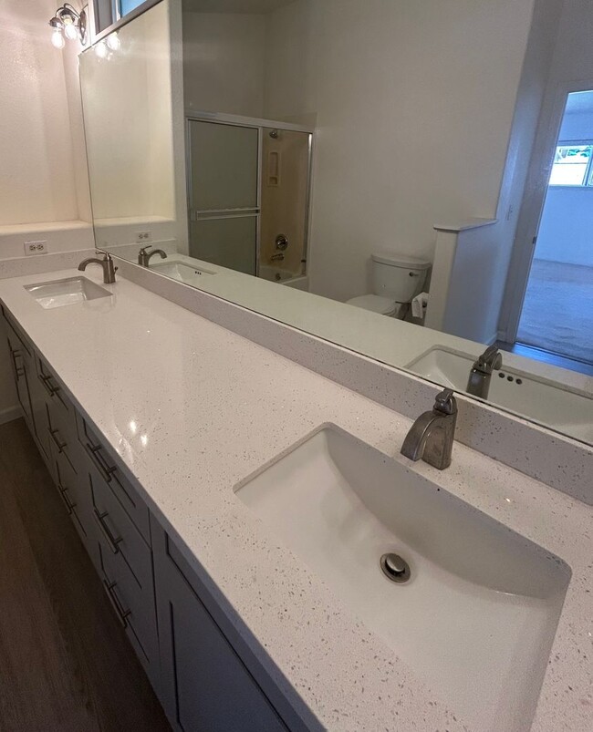 Building Photo - Beautiful & Spacious 5-Bedroom, 4-Bath Sin...