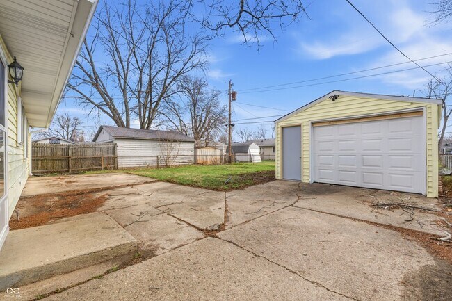 Building Photo - 2818 Apache Dr