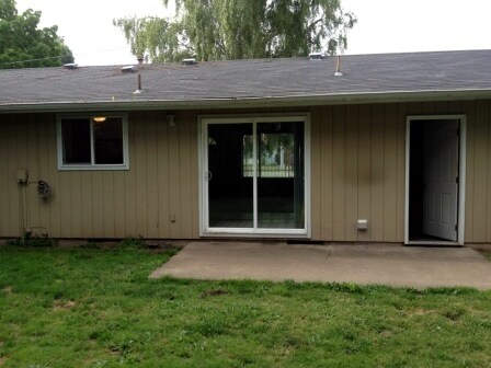 Building Photo - 4 Bedroom, 2 Bathroom House with Large Fen...