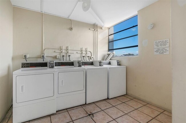 Building Photo - 2501 Riverside Dr