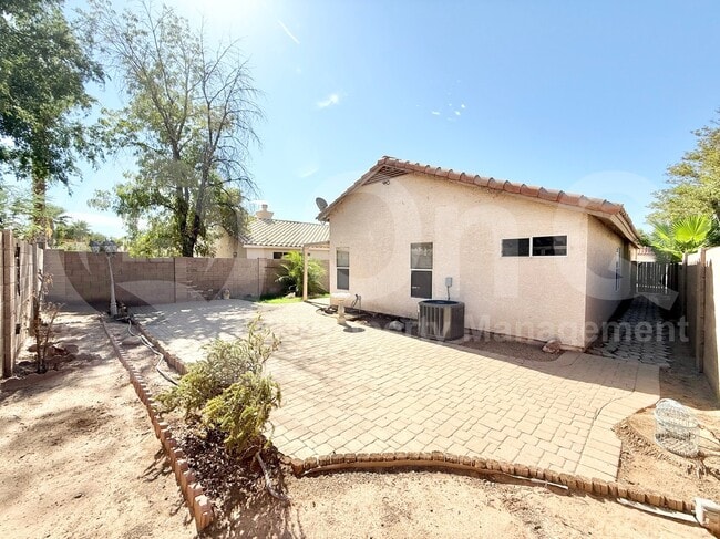 Building Photo - 1150 W Lark Dr