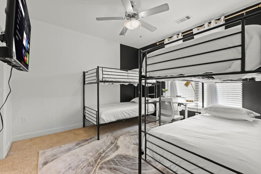 Building Photo - 5250 Town and Country Blvd