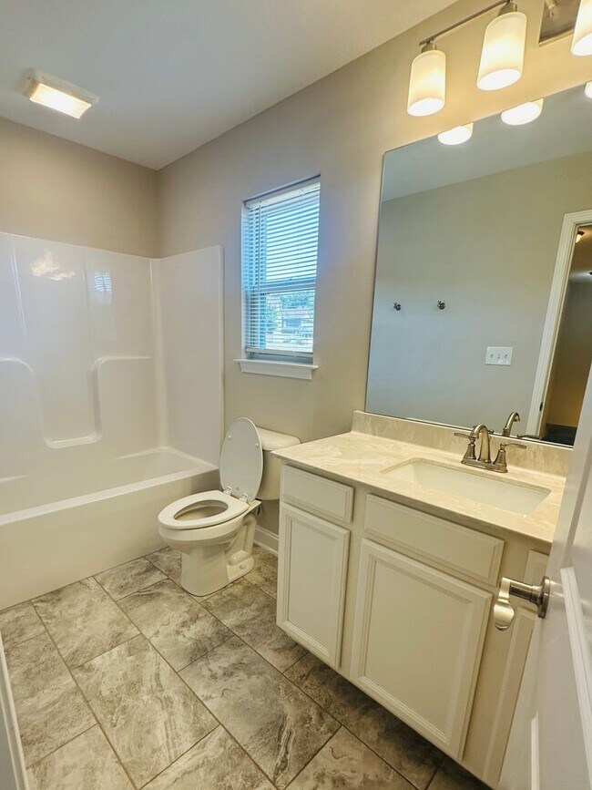 Building Photo - Incredible views 4 bed / 2.5 bath, master on main