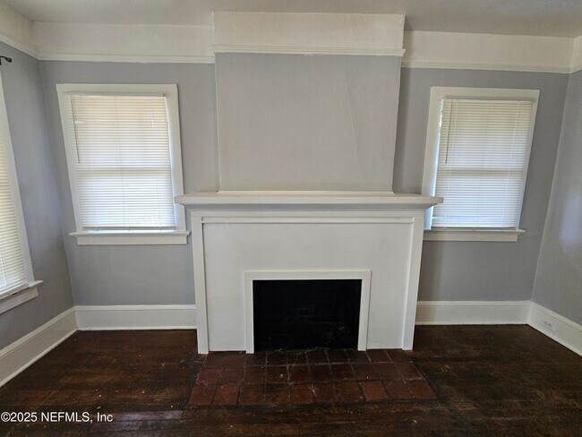 Building Photo - 2536 Phyllis St