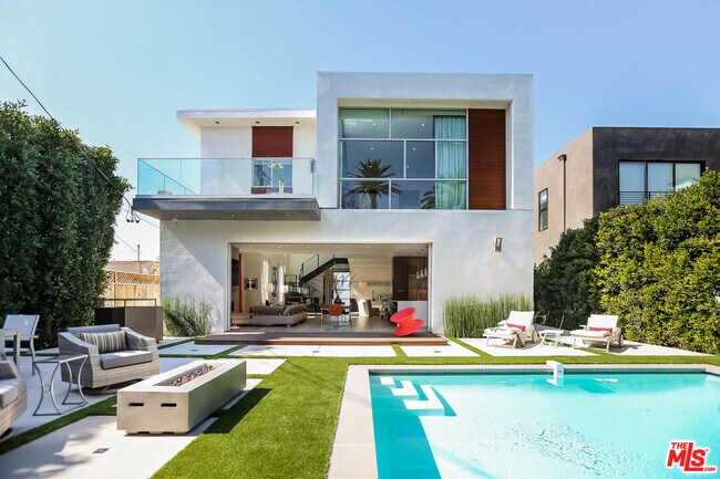 Building Photo - 912 N Crescent Heights Blvd