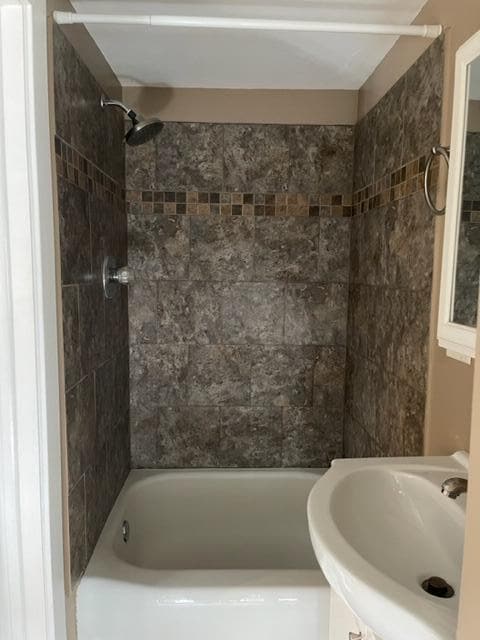 Building Photo - 2040 Roos Ave SW