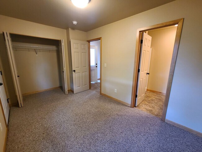 Building Photo - 3 Bedroom 2.5 Bathroom Townhome