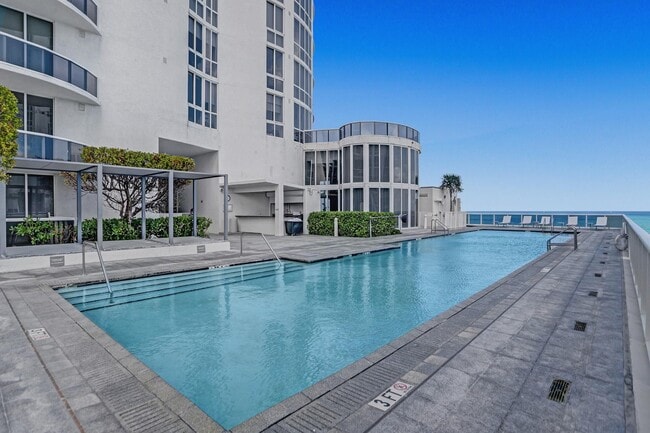 Building Photo - 16001 Collins Ave