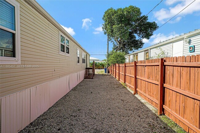 Building Photo - 945 Plantation Rd