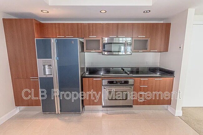 Building Photo - Large 2 bedroom/2 bath condo on the river