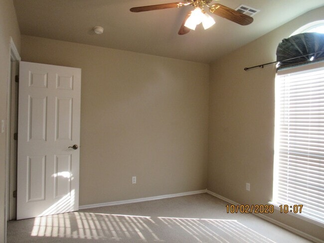 Building Photo - Great Eastside Home!