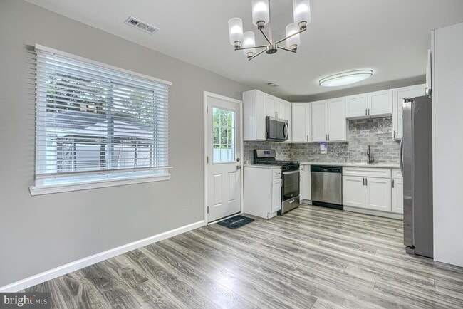 Building Photo - 4722 Raspe Ave