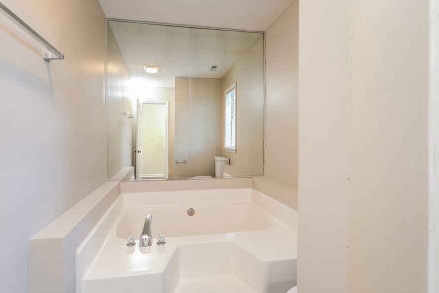 Building Photo - 2110 Arden Pl