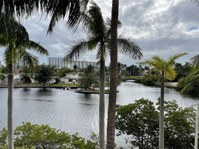 Building Photo - 16500 Collins Ave