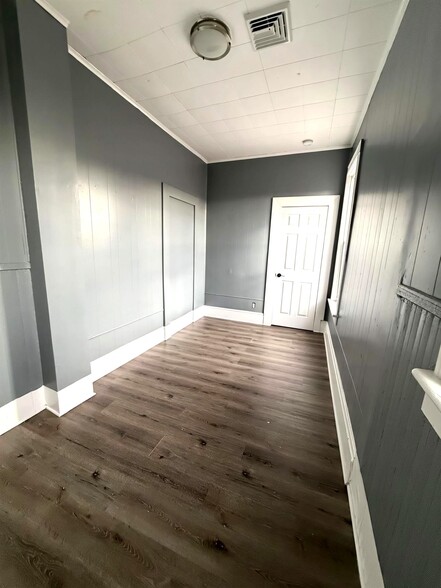 Building Photo - 204 1st St