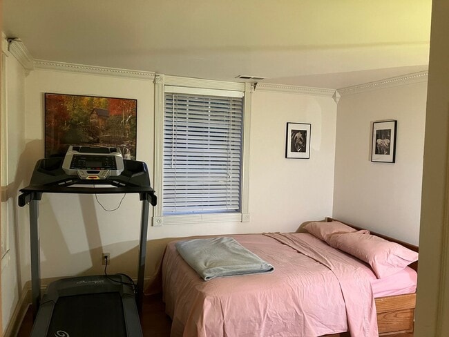 Building Photo - Furnished 6 month rental