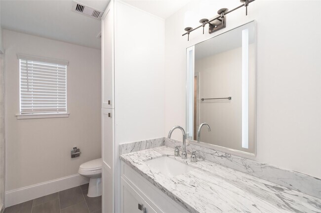 Building Photo - 3821 N Braeswood Blvd