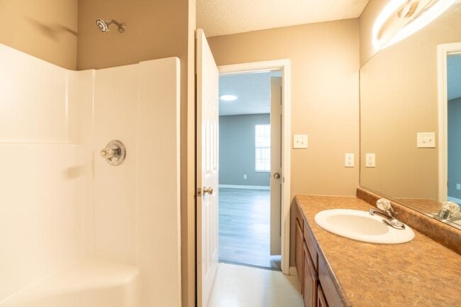 Building Photo - 334 Hawthorne Oaks Way