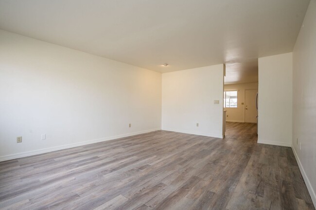 Building Photo - Newly Updated 3 Bed, 1 Bath Duplex in West...