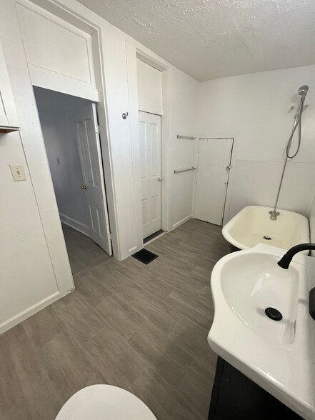 Building Photo - 216-218 Tinkler St