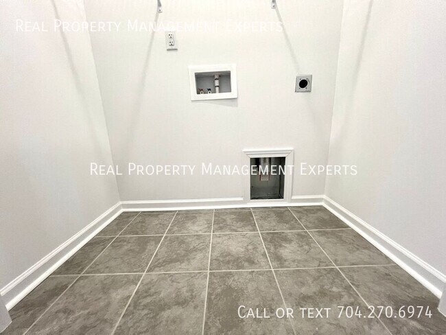 Building Photo - 211 Tamala St