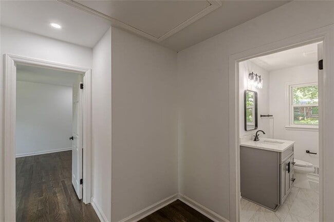 Building Photo - 2352 Glendale Dr