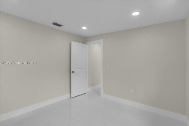 Building Photo - 2640 SW 30th Ct