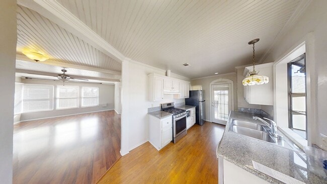 Building Photo - Cozy 2 bedroom 1 bathroom home!