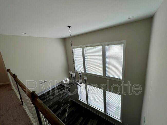 Building Photo - 1135 Overlake Dr