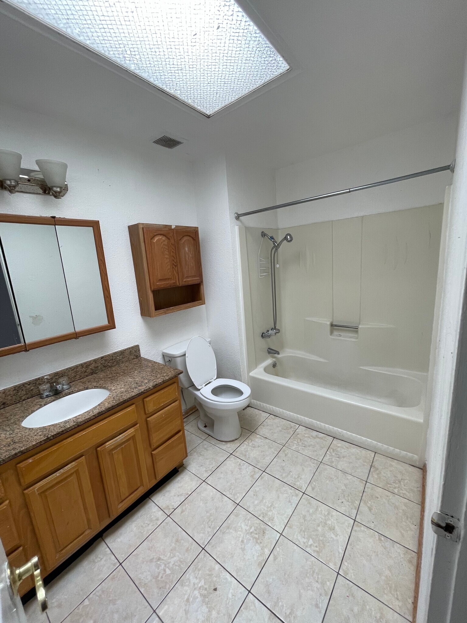 2nd bathroom - 1271 Parkway Dr