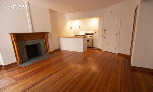 Building Photo - 305 W 90th St