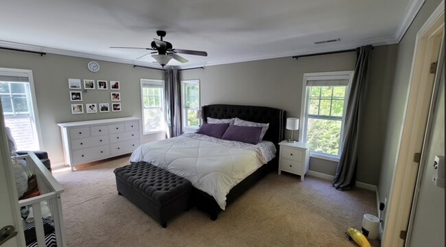 Building Photo - Charming 3-Bed Oasis with Hardwood Eleganc...