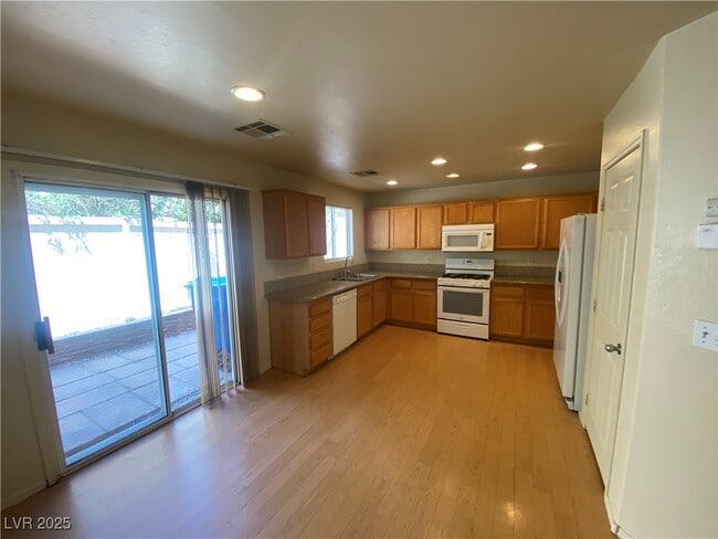Building Photo - 3945 Bayamon St
