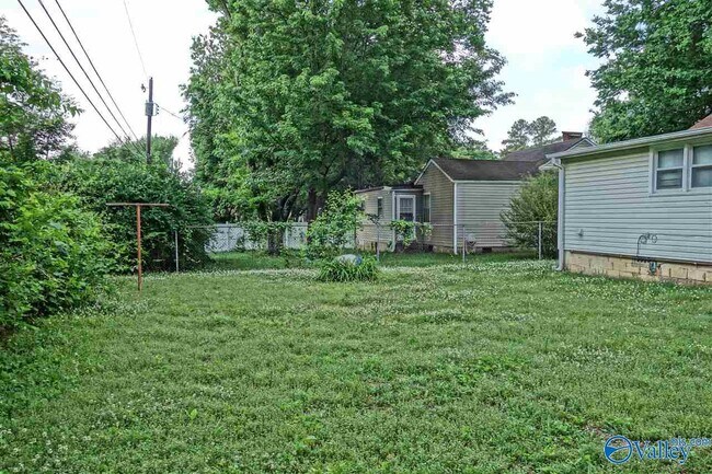 Building Photo - 2035 Vanderbilt Dr SW