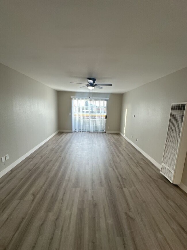 Interior Photo - 9905 S Broadway