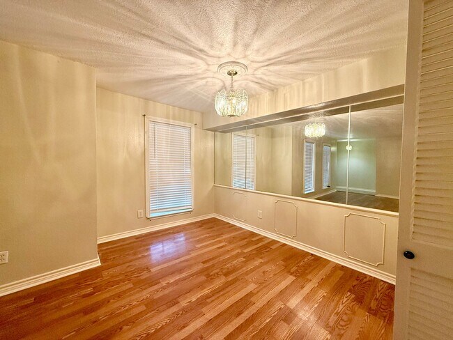 Building Photo - Charming one story Condo in Post Oak
