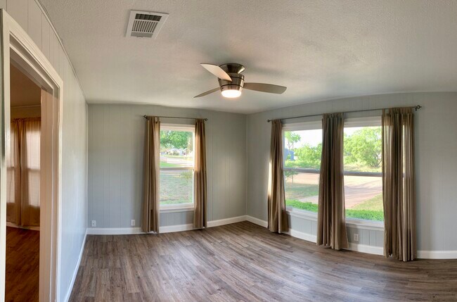 Building Photo - 1300 Barnes Ave