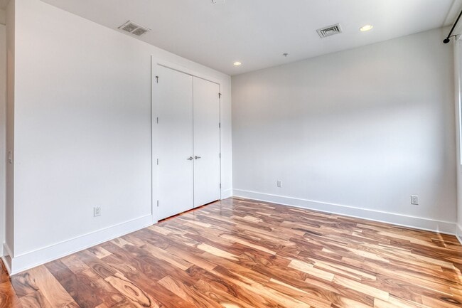 Building Photo - Queen Village Townhome with Parking