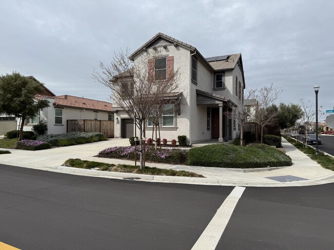 Building Photo - Beautiful 4 Bedroom, 3 Bath Home with Solar in Highly Desired Tracy Hills Community